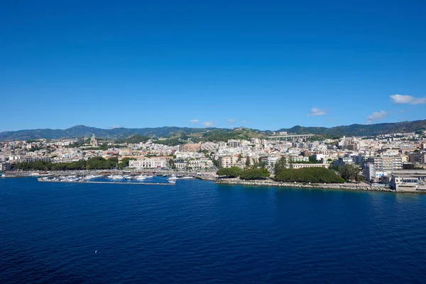 阳光普照的海边平静的大海和城市的风景 — 图库照片