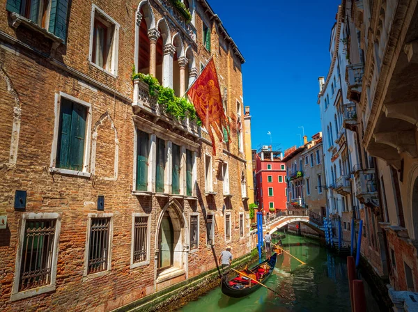 Veneza Ruas Água Apertada Com Transporte Gôndola Popular — Fotografia de Stock