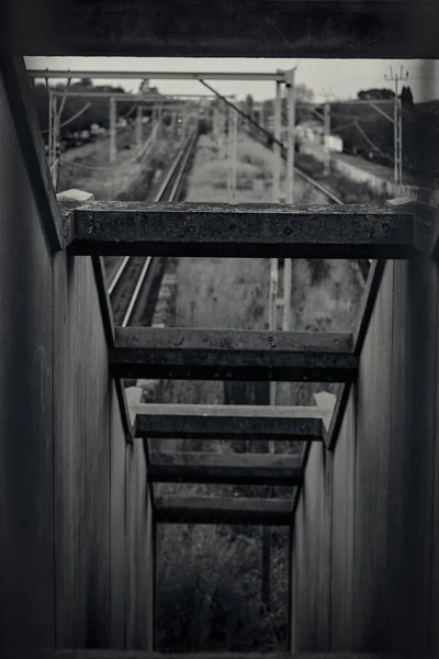 Šedivý Záběr Úzkých Schodů Budovy Poblíž Železnice — Stock fotografie