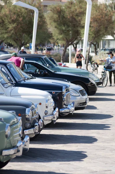 Pesaro Italy Jul 2021 Vertical Shot Showing Vintage Cars Seashore — 스톡 사진