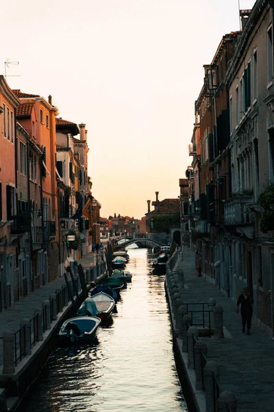 Canais Veneza Com Seus Pequenos Barcos — Fotografia de Stock