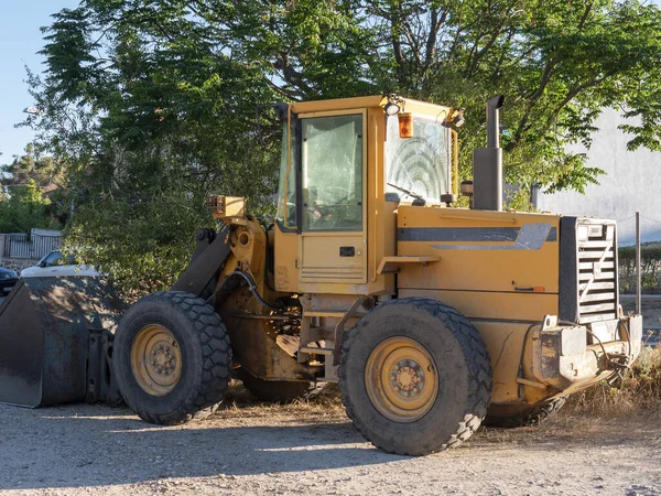 Tracteur Jaune Rouillé Sur Les Terres Agricoles — Photo