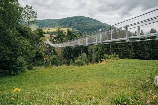 Ponte Suspensão Sobre Rio Sill Muhlbachl Brenner Pass Perto Burg — Fotografia de Stock