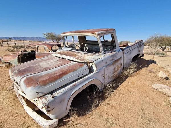 Una Vecchia Auto Epoca Rotta Gettata Deserto — Foto Stock