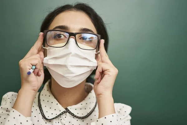 Een Multi Raciale Vrouwelijke Leraar Met Een Gezichtsmasker Vaststelling Van — Stockfoto