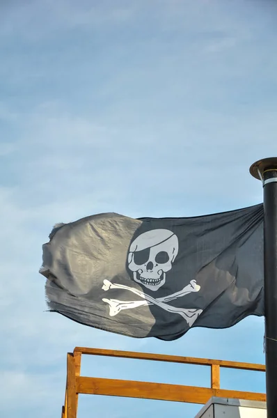 Una Bandera Negra Pirata Balanceándose Viento — Foto de Stock