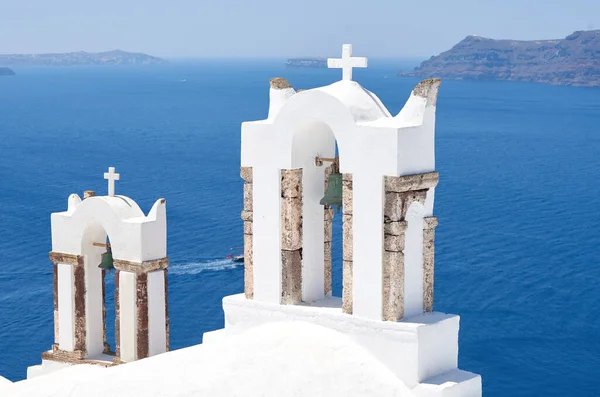 ギリシャのサントリーニ島にある伝統的な白塗りの教会 — ストック写真