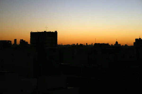 Edifícios Estão Formando Silhuetas Com Sol Por Trás — Fotografia de Stock