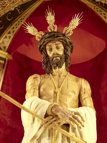 耶稣在教堂里被钉十字架的雕塑的竖向照片 — 图库照片