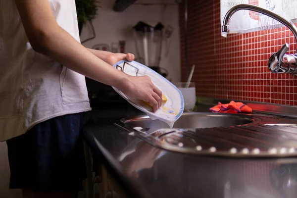 Adolescente Lavando Platos Casa — Foto de Stock