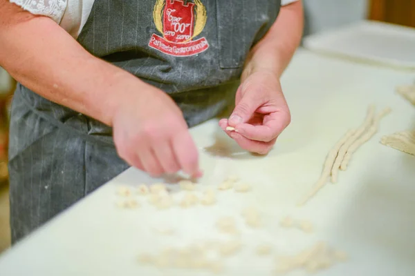 Piacenza Italie Juil 2021 Femme Fabriquant Des Pisarei Pâtes Traditionnelles — Photo