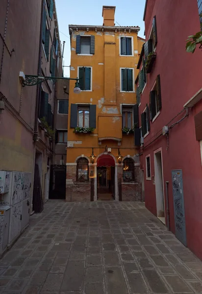 Een Verticaal Shot Van Gebouwen Van Venetië Italië — Stockfoto