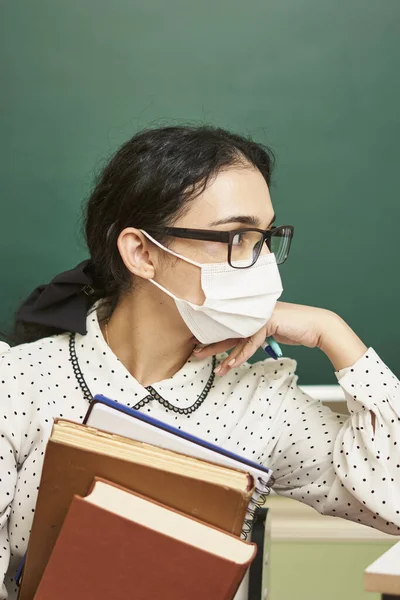 Een Multi Raciale Lerares Met Een Gezichtsmasker Een Bril Die — Stockfoto