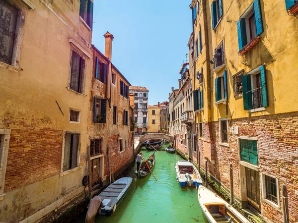 Venecia Estrechas Calles Agua Con Transporte Popular Góndola — Foto de Stock