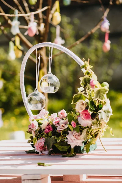Gyönyörű Esküvői Dekoráció Egy Rózsákkal Díszített Gyertyatartó — Stock Fotó