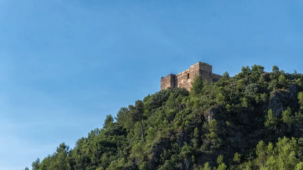 Hermoso Paisaje Con Antiguo Castillo Sobre Fondo Azul Del Cielo —  Fotos de Stock