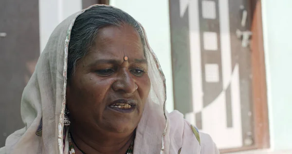 Yaşlı Bir Güney Asyalı Kadının Portresi Geleneksel Giysiler Içinde Hindistan — Stok fotoğraf