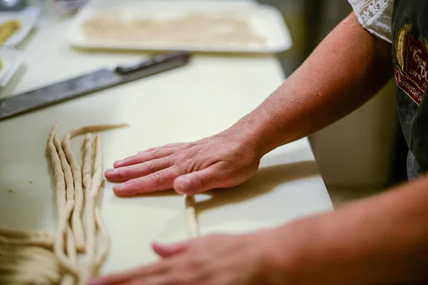 Volwassen Blanke Vrouw Bereidt Pisarei Italiaanse Geëxtrudeerde Traditionele Pasta Uit — Stockfoto