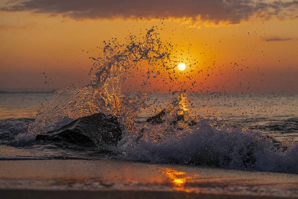 Uma Bela Vista Ondas Mar Salpicando Com Pôr Sol Fundo — Fotografia de Stock