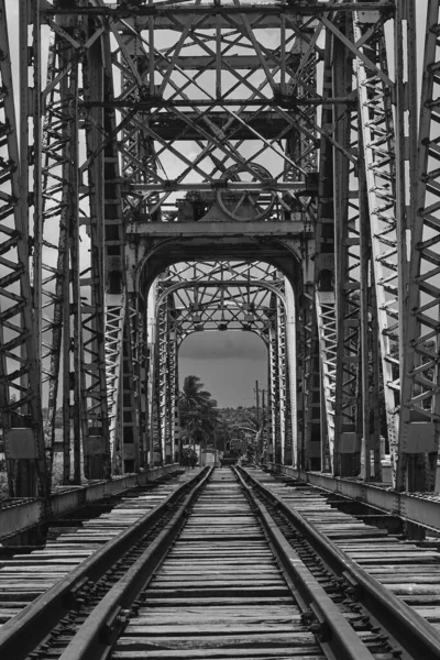一座旧铁路桥的灰度照片 — 图库照片