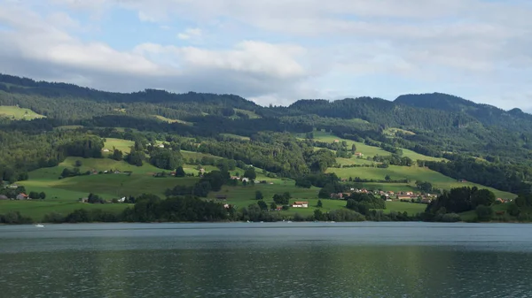 グリュイエレス スイス2012年8月12日 グリュイエレススイスの観光 山の景色 美術館 フリブールのカントン バードアイビュー — ストック写真