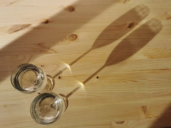 Utsikt Över Två Glas Vatten Ett Träbord — Stockfoto