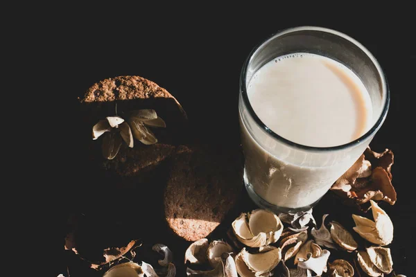 Segelas Susu Oat Dan Oat Kue Latar Belakang Hitam — Stok Foto