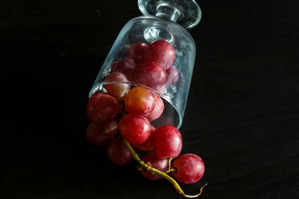 Frische Rote Trauben Einem Glas Auf Schwarzem Hintergrund — Stockfoto