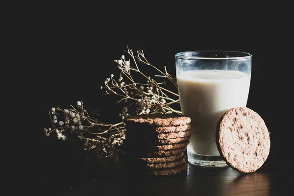 Sklenice Ovesného Mléka Ovesných Sušenek Černém Pozadí — Stock fotografie