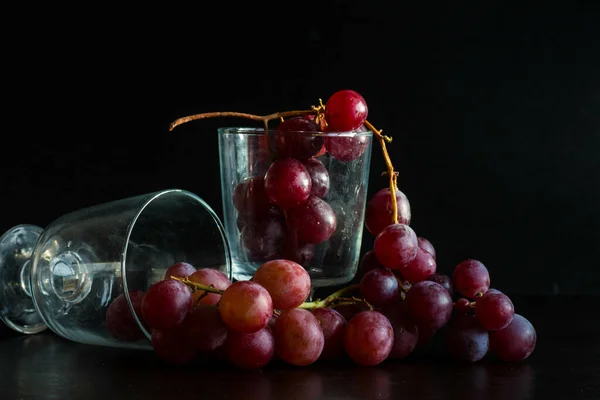 Deux Verres Remplis Raisins Rouges Sur Fond Noir — Photo