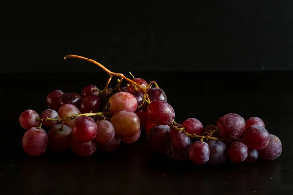 Свежий Красный Виноград Черном Фоне — стоковое фото
