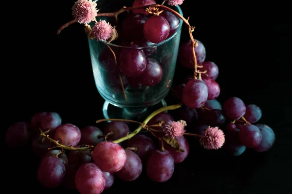 Uvas Vermelhas Frescas Copo Fundo Preto — Fotografia de Stock