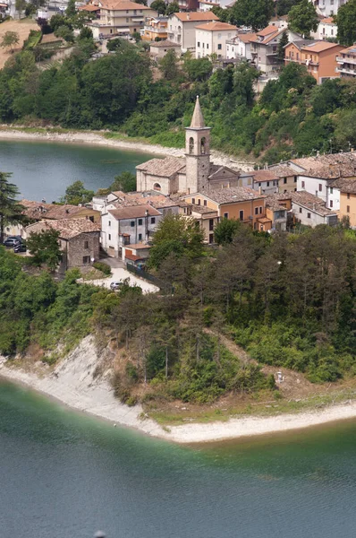 Eine Vertikale Aufnahme Der Häuser Schönen See Von Mercatale Marche — Stockfoto