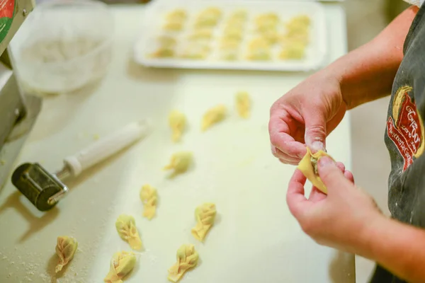 Piacenza Italie Juil 2021 Femme Fabriquant Des Tortelli Pâtes Italiennes — Photo