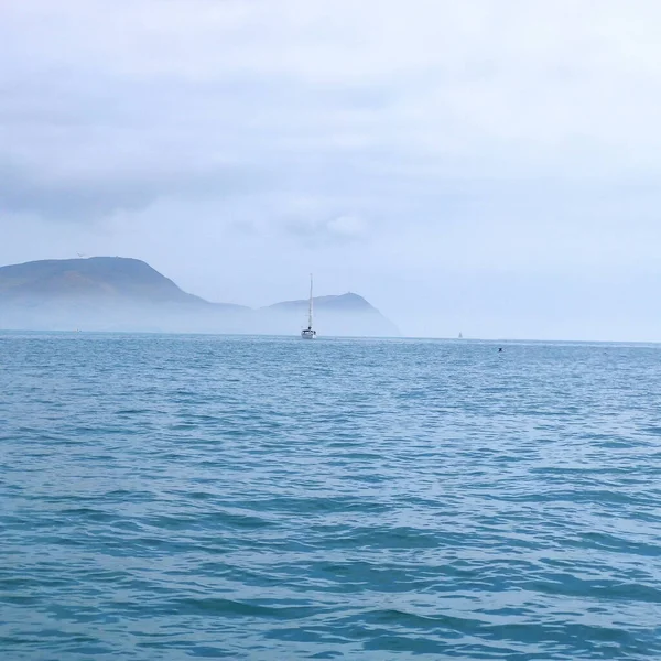 Sisli Bir Denizde Bir Teknenin Dikey Görüntüsü — Stok fotoğraf