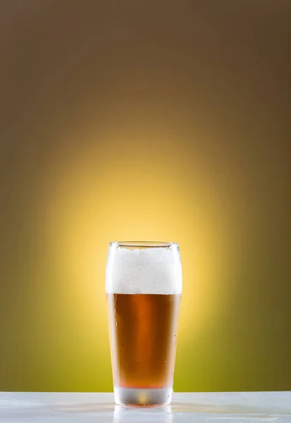 Tiro Vertical Uma Xícara Cerveja Gelada — Fotografia de Stock