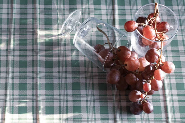 Zwei Mit Roten Trauben Gefüllte Gläser Auf Kariertem Tischtuch — Stockfoto
