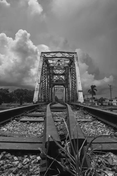 Dramático Disparo Escala Grises Viejo Puente Ferroviario —  Fotos de Stock