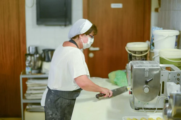 Piacenza Italia Julio 2021 Mujer Haciendo Tortelli Pasta Italiana Tradicional —  Fotos de Stock