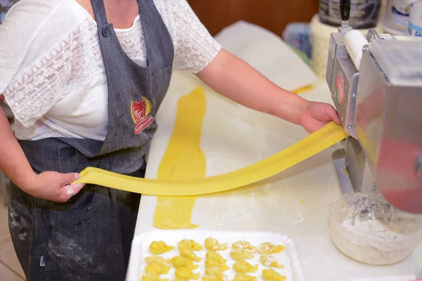 Piacenza Italie Juil 2021 Femme Fabriquant Des Tortelli Pâtes Italiennes — Photo