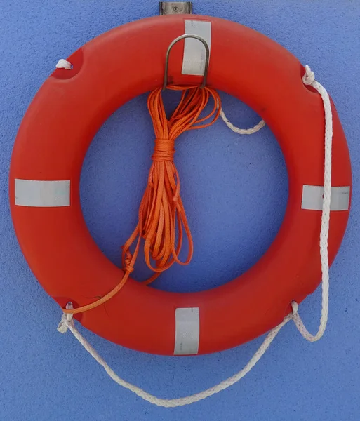 Büyük Bir Teknedeki Bir Çocuğun Hayat Yüzüğünün Yakın Çekimi — Stok fotoğraf