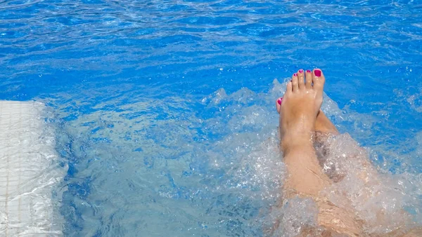 プールの上で女性の足のクローズアップショット — ストック写真