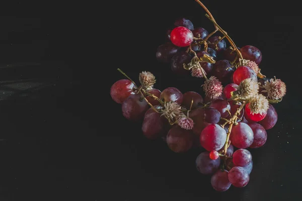 Frische Rote Trauben Auf Schwarzem Hintergrund — Stockfoto