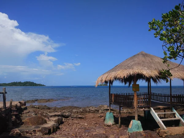 Uma Ilha Indonésia Sob Céu Azul Nublado — Fotografia de Stock