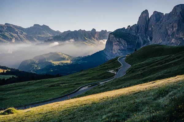 美しいドロマイトの風景の朝の日の出ビュー セッラ峠とユネスコ遺産ドロミティの高山風景 — ストック写真