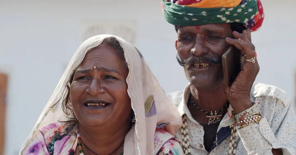 一对穿着传统服装的印度老夫妇的画像 男士们正在电话里交谈 — 图库照片