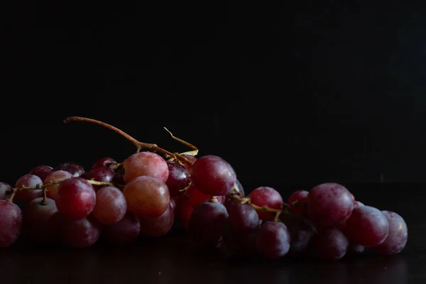 Čerstvé Červené Hrozny Černém Pozadí — Stock fotografie