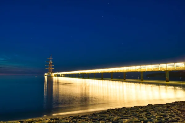 Uma Paisagem Marítima Reflexiva Ponte Com Luzes Douradas Brilhantes Iluminadas — Fotografia de Stock