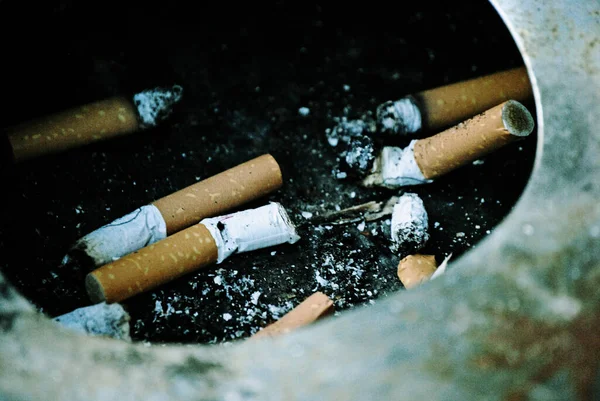 Uma Multidão Rabos Usados Cigarros Cinzeiro Sujo Velho Enferrujado — Fotografia de Stock