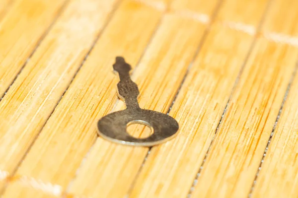 Eine Hochwinkelaufnahme Eines Silbernen Schlüssels Auf Einer Holzoberfläche — Stockfoto